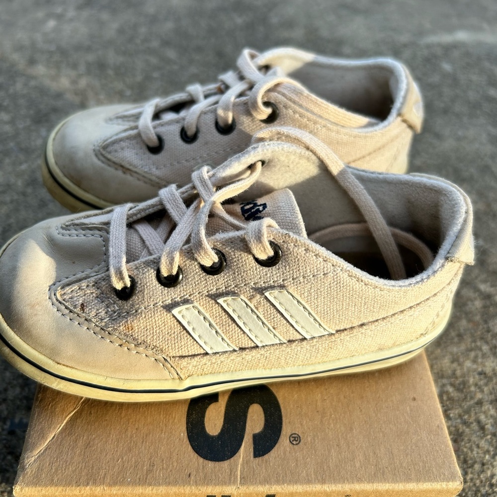 Vintage adidas little kids size 7 sneaker